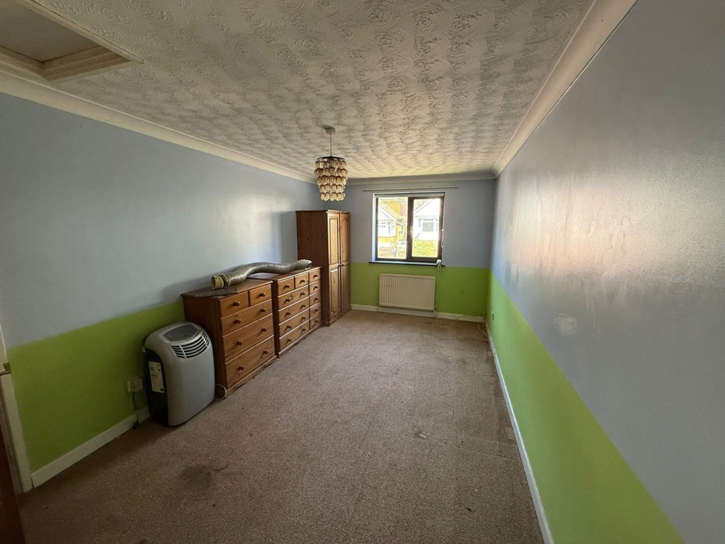 Lot: 48 - FORMER FUNERAL DIRECTORS WITH FLAT ABOVE AND LAND TO THE REAR - Bedroom of the upstairs flat